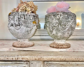 Magníficas urnas de hormigón auténticas de estilo griego, difíciles de encontrar. 2 disponibles. SE VENDEN POR SEPARADO.