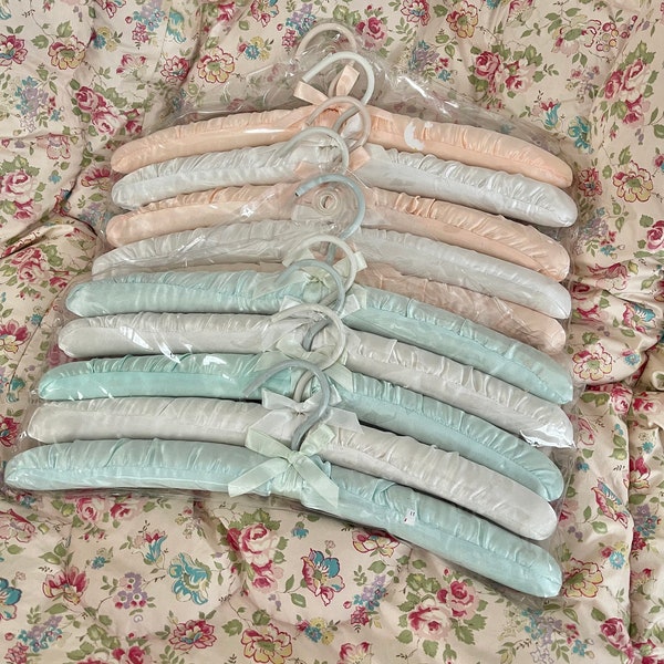 Lot de 5 et 6 pièces anciennes, assez neuves !! Cintres vintage shabby chic en satin froissé avec petits rubans ivoire Saks ou ferme 100 % coton