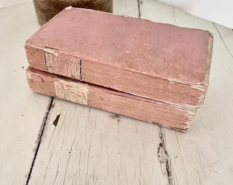 ¡Exclusivo conjunto de 2! Dos libros antiguos franceses de París de 1820, de color rosa, procedentes de bibliotecas.