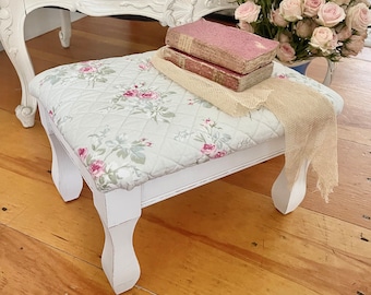 Wunderschöner kleiner Fußhocker im Shabby-Stil mit dekorativem Cottage-Stoff von Rachel Ashwell