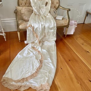 Wunderschöne Satin / Seidentaft handbestickte Spitze und Bandarbeit 1940er 77 &quot;Zug Brautkleid unglaublich