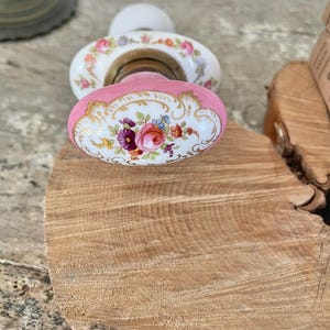 Raridade! Maçaneta de porta francesa dos anos 1920 pintada em um tom "rosa deslumbrante".