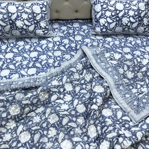 Luxe boho-beddengoedset - blauwe gebloemde koningsdekbedset - zachte katoenen quilt en laken met kussenslopen - gezellige beddengoedset met blokprint