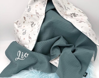 Babydecke personalisiert mit Namen bestickt • Waffelpique Popeline • Geschenk Geburt Taufe Mädchen Junge • grün weich handmade Regenbogen