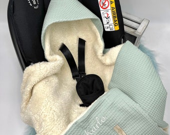 Couverture enveloppante pour siège bébé Système de ceinture 3 points avec capuche / Personnalisable avec prénom / Cadeau de naissance / Piqué gaufré & fourrure peluche