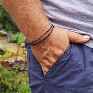 Minimalistisches Echtlederarmband doppelt | unisex Armband für Männer & Frauen | zeitloses Geschenk für Freund, Mann, Frau, Partner, Vater