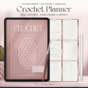 Può includere: Un planner digitale per uncinetto visualizzato su un tablet con copertina rosa polvere, un motivo a pizzo ovale e il testo Crochet Atelier. Il set include uno stilo, un uncinetto e due gomitoli di lana in verde oliva e rosa chiaro.