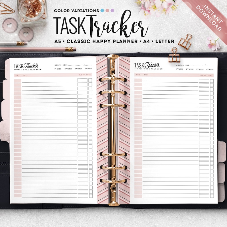 Pu&ograve; includere: Un planner di tracciamento delle attivit&agrave; stampabile con un motivo a chevron rosa e nero. Il planner &egrave; progettato per l'uso con un planner classico e include sezioni per l'ora, l'attivit&agrave;, la scadenza e completato.