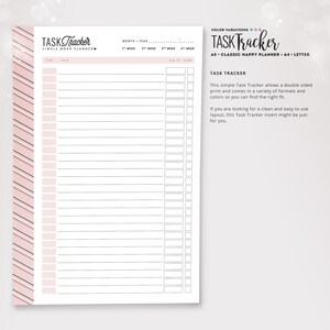 Pu&ograve; includere: Un pianificatore di tracciamento delle attivit&agrave; stampabile con uno sfondo a strisce rosa e nero. Il pianificatore ha sezioni per l'ora, l'attivit&agrave;, la scadenza e fatto. Il testo "TASK Tracker" &egrave; in cima alla pagina.