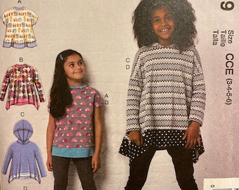Può includere: Modello di cucito per abbigliamento da ragazza, taglie 3-4-5-6. Il modello include una felpa con cappuccio, una felpa a maniche lunghe, una felpa a maniche corte e leggings. Il modello è stampato su carta bianca con testo nero e illustrazioni.