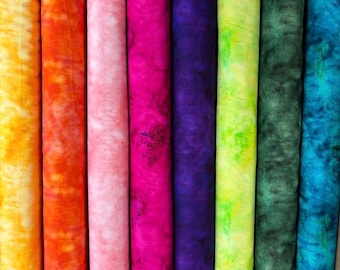 Può includere: Otto rotoli di tessuto verticali disposti fianco a fianco, caratterizzati da un motivo maculato in stile tie-dye in uno spettro di colori che include giallo, arancione, rosa chiaro, magenta, viola scuro, verde lime, verde bosco e blu.