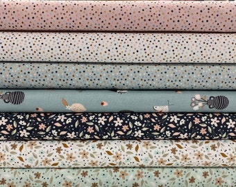 Può includere: Un set di sei campioni di tessuto con diversi motivi. I motivi includono piccoli punti in tonalità di rosa, grigio e blu, nonché motivi floreali in tonalità di bianco, nero e marrone.