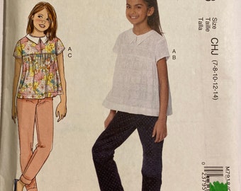 Può includere: Un cartamodello per una blusa e pantaloni per bambina. Il cartamodello è per le taglie 7-8, 10-12 e 14. Il cartamodello è di McCall's e si chiama "Malia" di Janveaux per Kathryn Brenne.