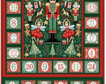 Può includere: Un pannello in tessuto per calendario dell'Avvento con uno schiaccianoci centrale, fate e alberi di Natale circondati da quadrati numerati da 1 a 24. Il design usa rosso e verde con il testo ADVENT CALENDAR e Panel Measures 60,96 cm x 111,76 cm - Rectangles Measure 8,26 cm x 6,99 cm.