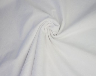 Puede incluir: Tela blanca con una textura suave y lisa. La tela está doblada y drapeada, mostrando sus cualidades de drapeado.