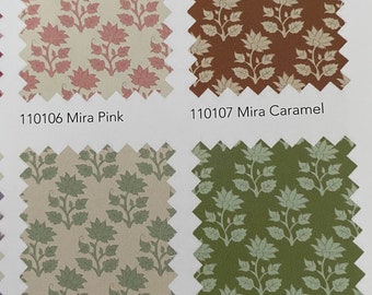 Può includere: Quattro campioni di tessuto con un motivo floreale. I campioni sono etichettati 110106 Mira Rosa, 110107 Mira Caramello, 110112 Mira Salvia e 110113 Mira Muschio.