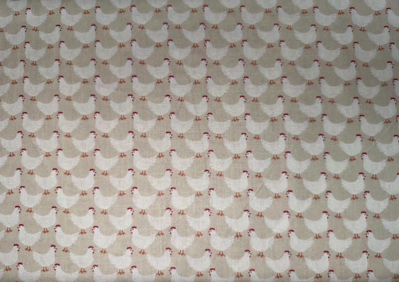 Puede incluir: Una tela beige con un patr&oacute;n repetitivo de pollos blancos. Los pollos son estilizados y tienen crestas rojas.