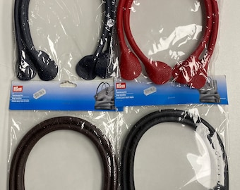 Può includere: Quattro set di manici per borse in pelle nera, marrone e rossa. Ogni manico è composto da due pezzi di pelle cuciti insieme per formare un anello. I manici sono confezionati in sacchetti di plastica trasparente con un'etichetta bianca che dice "2 Taschengriffe Bag Handles."