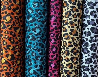 Può includere: Cinque campioni di tessuto con stampa leopardata. I campioni sono di colore arancione, turchese, rosa, beige e grigio.