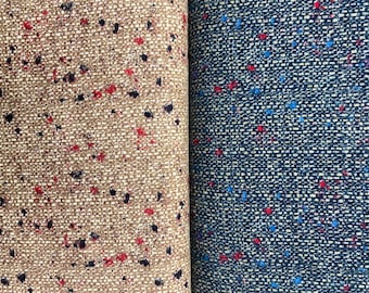 Può includere: Due campioni di tessuto con un motivo maculato. Il campione a sinistra è di colore marrone chiaro con macchie rosse e nere. Il campione a destra è di colore blu scuro con macchie rosse e blu.