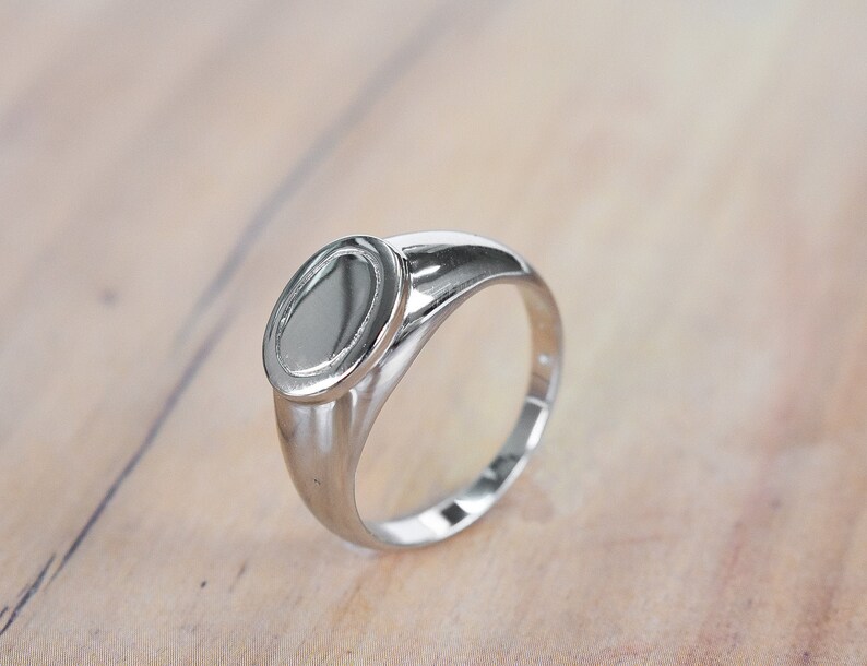 Amazon Essentials Flat Top Signet Ring - Rhodium Plated Silver Oval Band, Size 10 - View #9