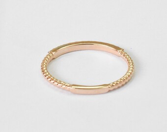 Delicada alianza de boda de diamantes rellenos de oro de 18 quilates - Anillo de eternidad con micropavé