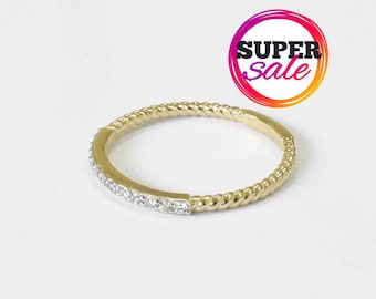 Delicada alianza de boda con diamantes de 0,15 ct: anillo de oro de 18 quilates con microengaste.