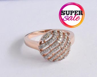 Pierścionek ze złota 14K z kopułą i diamentami: biżuteria z charakterem