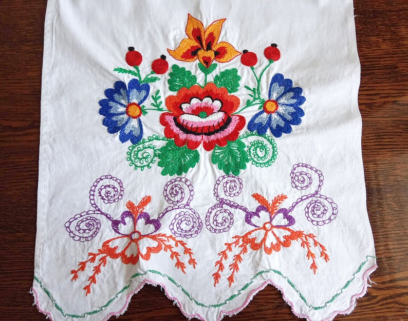 Vintage towel Floral tapestry Ethnic folk art Embroidered towel USSR 1970s Home decor Traditional handmade needlework