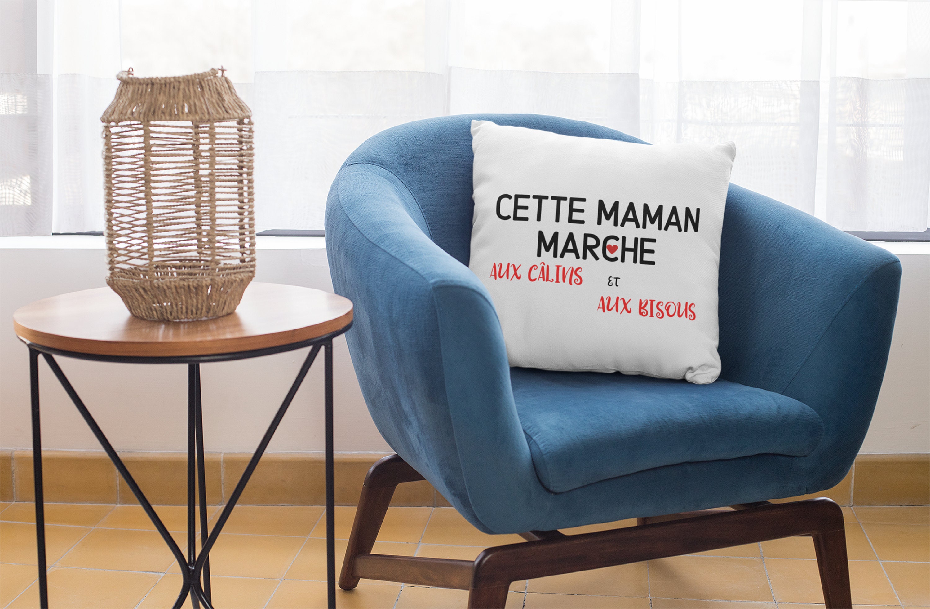 Coussin Décoratif Cette Maman Marche Aux Câlins et Bisous | Cadeau Maman