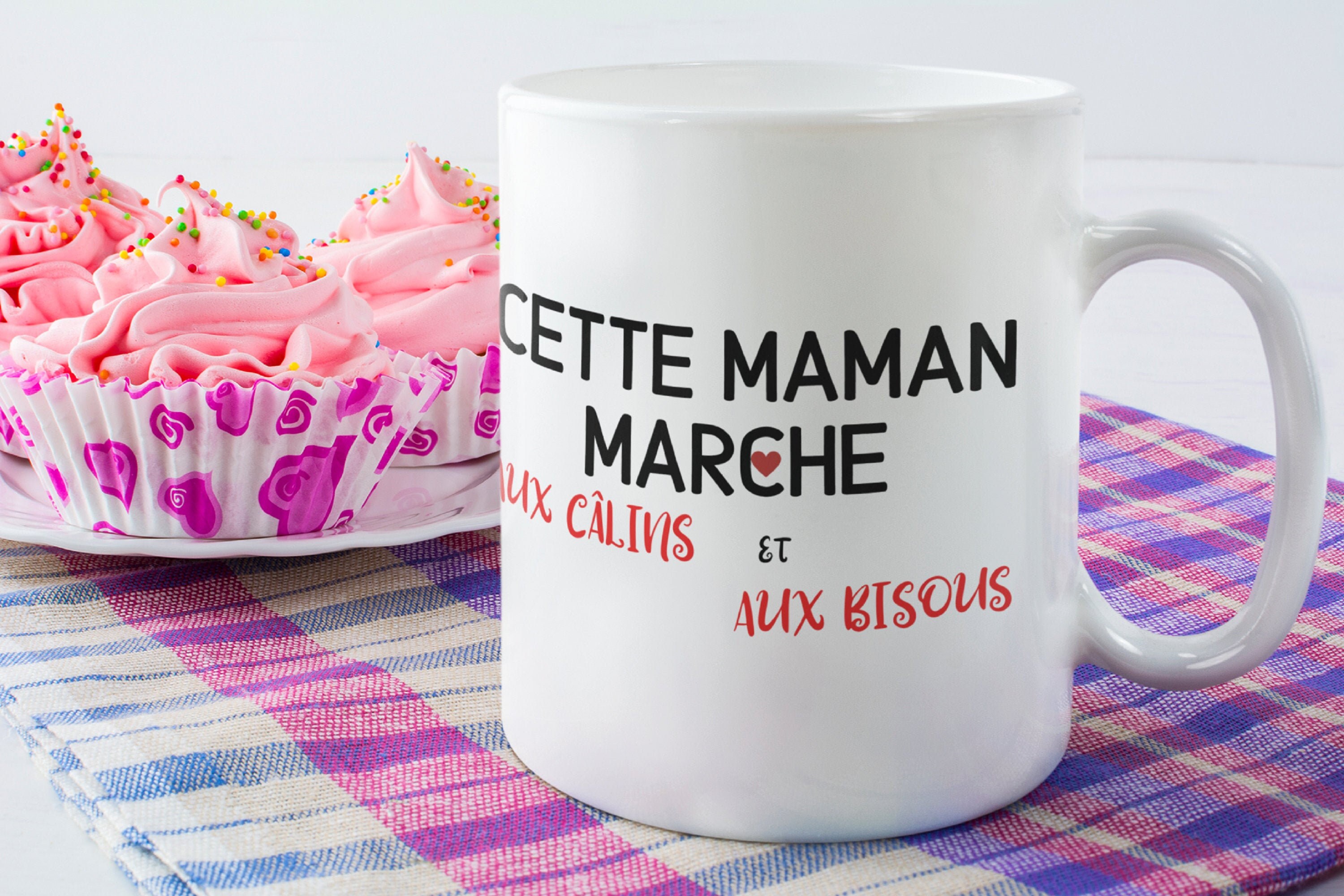 Mug en Céramique Cette Maman Marche Aux Câlins et Bisous | Impression Panoramique