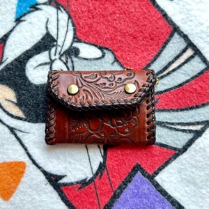 Cartera vintage de piel con broche de presión y diseño de flores de los años 80