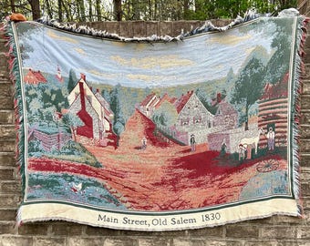 Manta tejida Old Salem Main Street 1830 de la década de 1990, fabricada en EE. UU., tapiz con escena colonial.