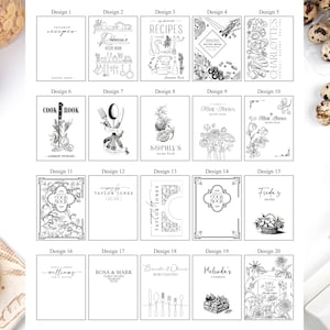 K&ouml;nnte beinhalten: Eine Sammlung von zwanzig schwarz-wei&szlig;en Rezeptb&uuml;chern mit verschiedenen Cover-Designs. Die Cover zeigen Illustrationen von Kochutensilien, Lebensmitteln und Blumenarrangements. Einige B&uuml;cher haben personalisierte Titel und Namen.