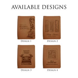 Puede incluir: Cuatro diarios de cuero marr&oacute;n con diferentes dise&ntilde;os. Los diarios est&aacute;n etiquetados como Dise&ntilde;o 1, Dise&ntilde;o 2, Dise&ntilde;o 3 y Dise&ntilde;o 4. El texto "AVAILABLE DESIGNS" est&aacute; en la parte superior. Cada diario tiene un dise&ntilde;o y texto en relieve &uacute;nicos.