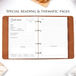 Puede incluir: Cuaderno abierto con p&aacute;ginas rayadas para rese&ntilde;as de libros. La p&aacute;gina izquierda tiene secciones para t&iacute;tulo, autor, g&eacute;nero y un sistema de calificaci&oacute;n. La p&aacute;gina derecha es para notas y citas favoritas. La portada es marr&oacute;n con el texto "SPECIAL READING & THEMATIC PAGES".
