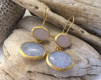 Pendientes con doble combinación de piedra natural - calcedónia y cuarzo rosa- Plata bañada en oro - Happy Stones by Pia - Pia Barcelona