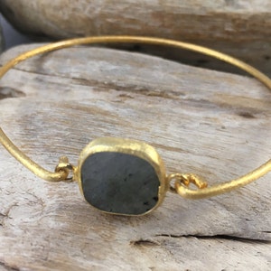 Rigid bracelet with natural stone - Labradorite - Moonstone - Silver gold plated - Happy Stones by Pia - Pia Barcelona