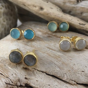Stud earrings natural stone - Chalcedony- Apatite - Moonstone - Labradorite - Silver gold plated - Happy Stones by Pia - Pia Barcelona