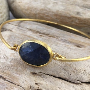 Rigid bracelet with natural stone - Lapis lazuli- Silver gold plated - Happy Stones by Pia - Pia Barcelona