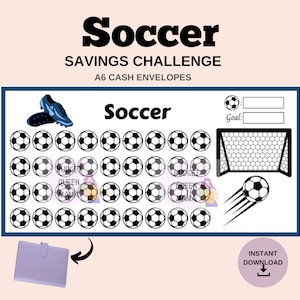 Può includere: Una sfida di risparmio calcistica stampabile con un design di pallone da calcio in bianco e nero. Il stampabile include una porta con una rete e un pallone da calcio che vola nell'aria. Il testo "Soccer Savings Challenge" e "A6 Cash Envelopes" è in cima al stampabile. Il testo "Soccer" è al centro del stampabile. Il testo "Goal" è accanto alla porta. Il testo "Instant Download" è in fondo al stampabile.