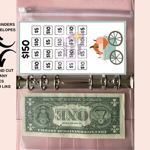 Puede incluir: Un bolsillo de pl&aacute;stico transparente con una hoja de presupuesto de $ 150 en su interior. La hoja tiene una cuadr&iacute;cula de cuadrados con cantidades en d&oacute;lares escritas en cada cuadrado. La hoja tambi&eacute;n tiene una peque&ntilde;a ilustraci&oacute;n de un carro con calabazas y calabacines. El bolsillo est&aacute; en una carpeta rosa.