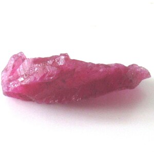 Facettenklasse roher Rubinkristall 27.00Ct Mosambik Nur erhitzter Edelstein 35 x 16 mm Schmuckstein