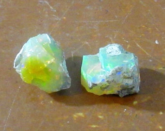 2 pièces d'opale brute naturelle irisée jeu d'opale de feu multicolore, spécimen brut (sous lampe stylo)