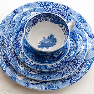 Puede incluir: Un juego de tres platos de cerámica azul y blanco con un patrón floral. Los platos están anidados uno dentro del otro, con el plato más pequeño en la parte superior. El plato más pequeño es una taza de té con un patrón floral azul y blanco.