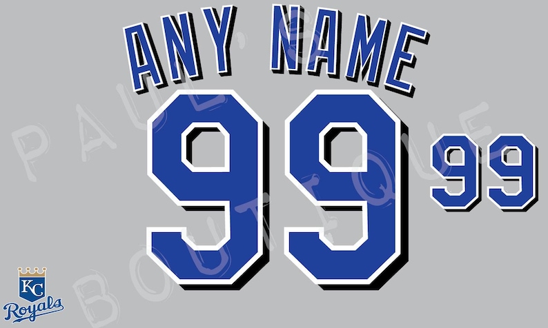 Pu&ograve; includere: Uno sfondo grigio con la scritta "ANY NAME" in blu con un bordo bianco. Sotto, due grandi numeri blu "99" con un bordo bianco e un "99" pi&ugrave; piccolo a destra. Il logo dei Kansas City Royals si trova nell'angolo in basso a sinistra.