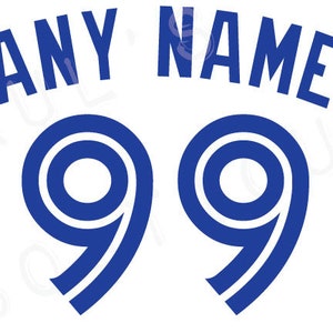 Puede incluir: Una camiseta blanca con el texto "ANY NAME" y el n&uacute;mero "99" en azul. La camiseta tiene un contorno azul alrededor de los n&uacute;meros. Un logotipo azul y blanco de los Toronto Blue Jays se encuentra en la esquina inferior derecha.