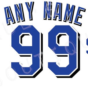 Pu&ograve; includere: Un design grafico con il testo "ANY NAME" in blu con contorno nero, arcuato sopra il numero "99" in grassetto blu con contorno nero. &Egrave; presente anche un "99" pi&ugrave; piccolo. Il logo dei Kansas City Royals si trova in basso a sinistra.