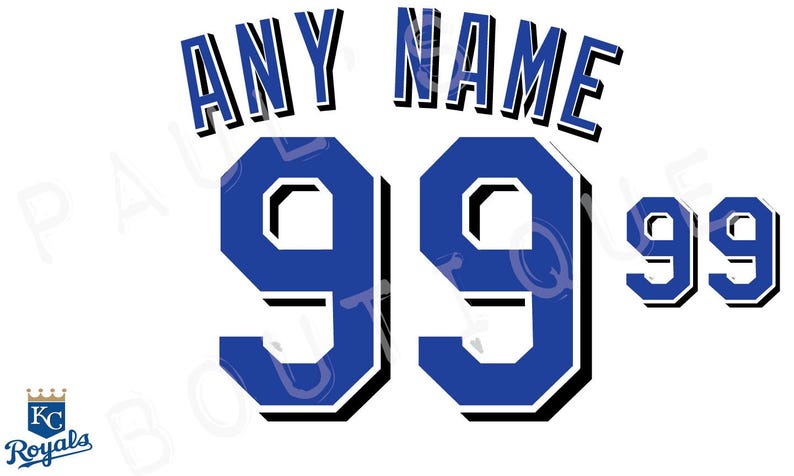 Pu&ograve; includere: Un design grafico con il testo "ANY NAME" in blu con contorno nero, arcuato sopra il numero "99" in grassetto blu con contorno nero. &Egrave; presente anche un "99" pi&ugrave; piccolo. Il logo dei Kansas City Royals si trova in basso a sinistra.