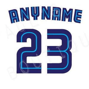 Peut inclure: Fond blanc avec le texte "ANYNAME" en bleu, arqué au-dessus du numéro "23". Le numéro est bleu marine avec un contour bleu clair. Idéal pour les maillots de sport ou les vêtements d'équipe.